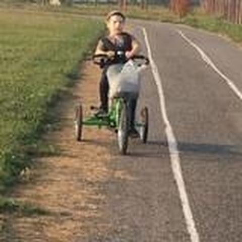 Дима катается на велосипеде