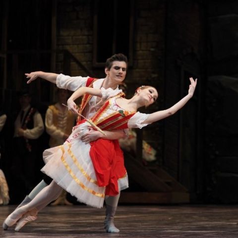 «Чудесный мамин выходной»: поездка в театр оперы и балета