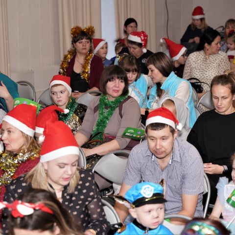 Предновогоднее волшебство в Томске: Дед Мороз наколдовал для детишек чудесный праздник и заветные подарки (ВИДЕО)