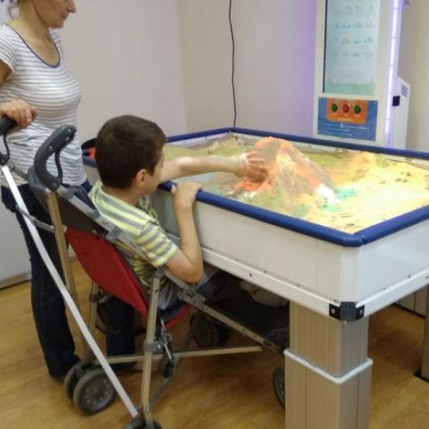 В Томске для детей на колясках установлена песочница с дополненной реальностью