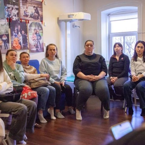 "Школа особенных семей" работает в Томске. Сюжет телеканала "Томское время"
