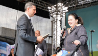 Михаил Ратнер передал сертификат на помощь «особенному» ребенку